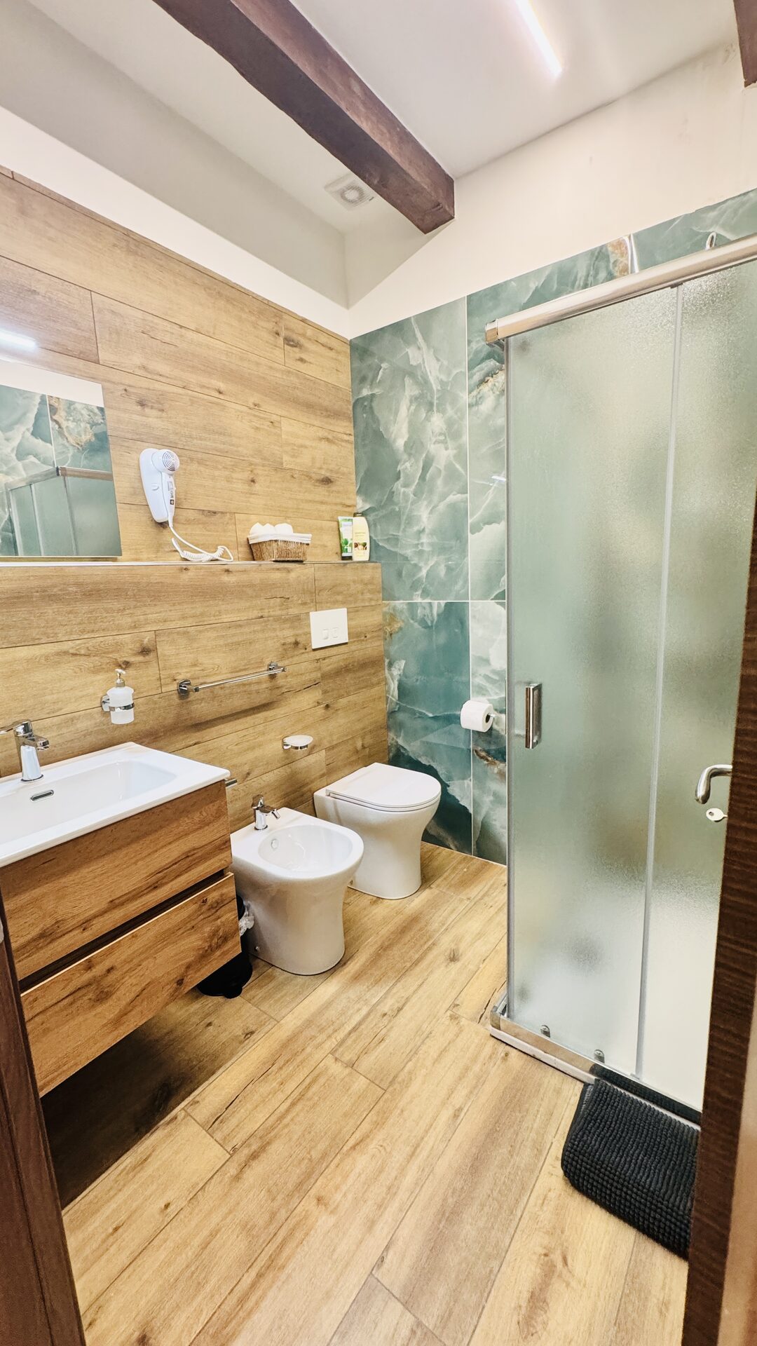 Bagno privato con doccia e sanitari
