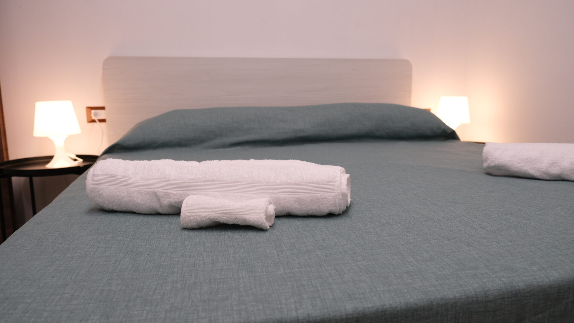 Dettaglio asciugamani preparati sul letto