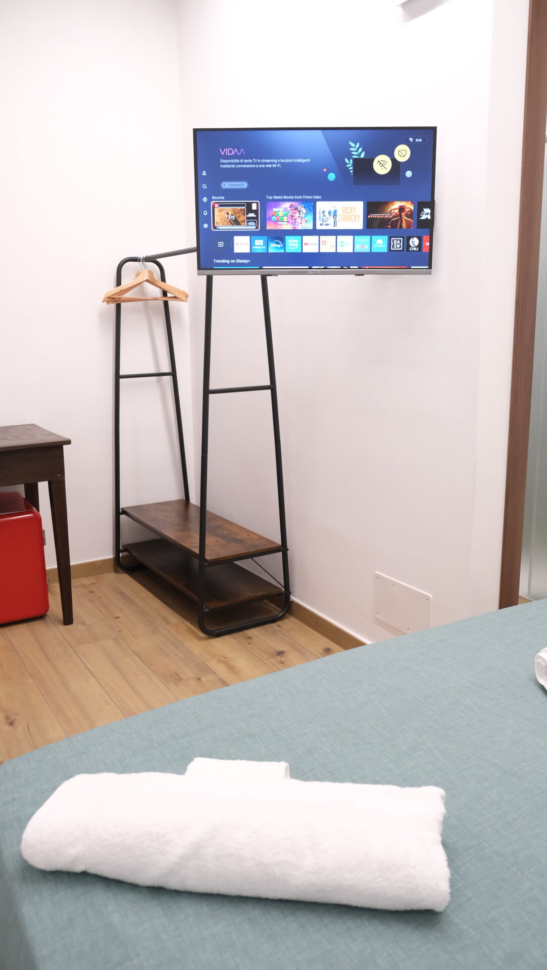 Smart TV a muro e appendiabiti