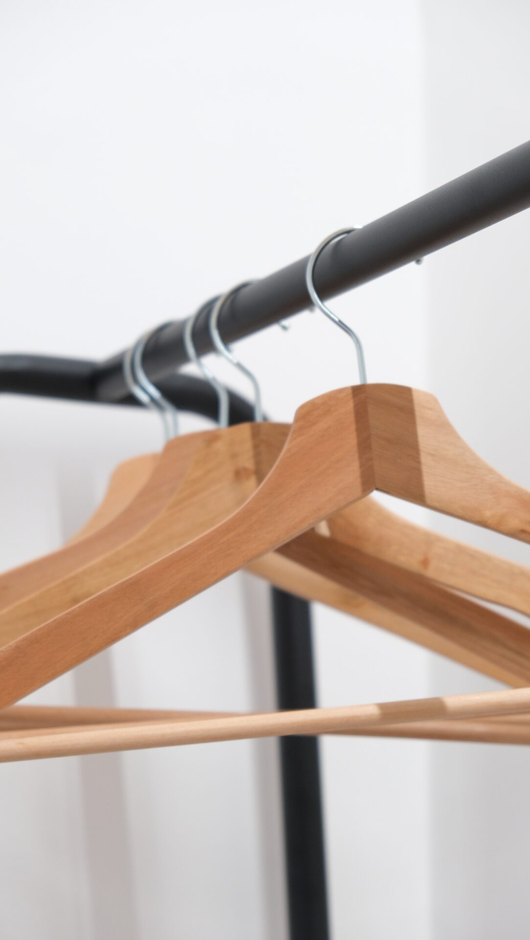 Dettaglio dell'appendiabiti in legno