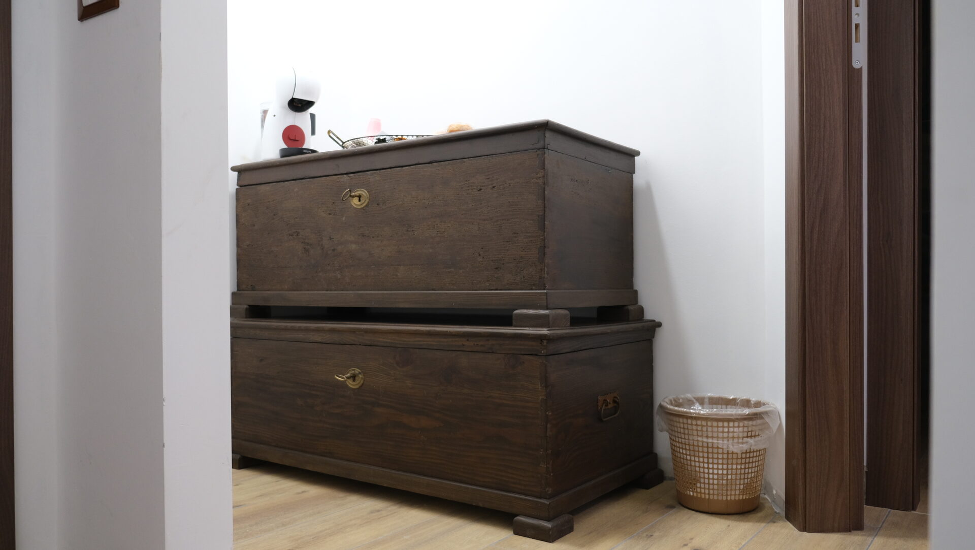 Baule antico in legno usato come mobile