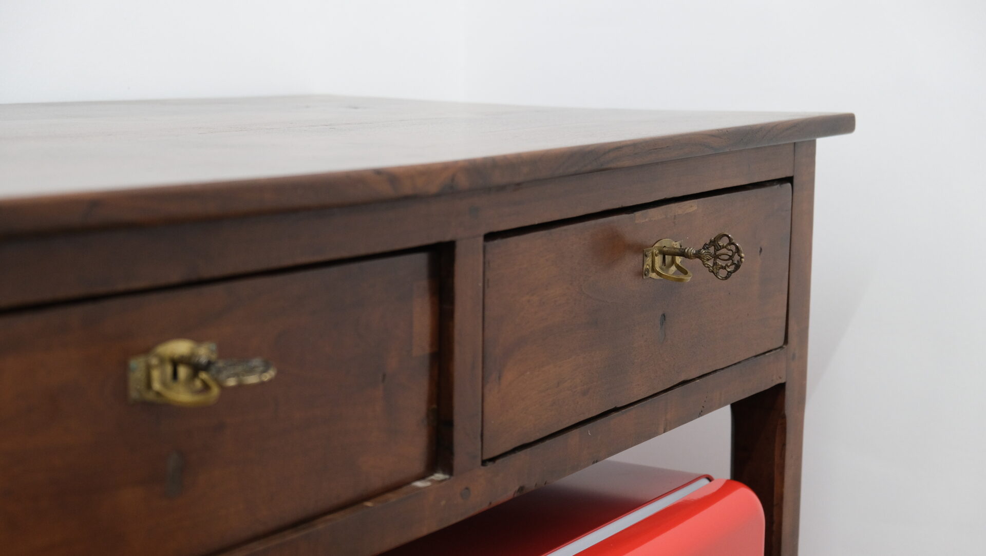 Cassetti del baule antico con maniglie in ottone