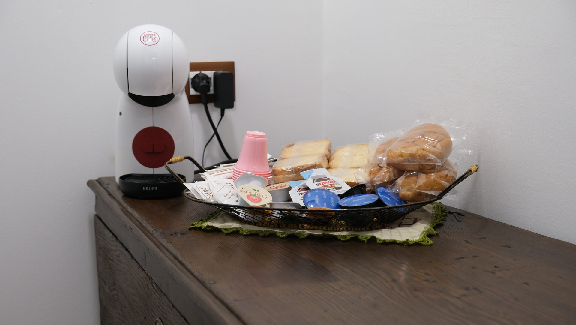 Angolo colazione con macchina da caffè