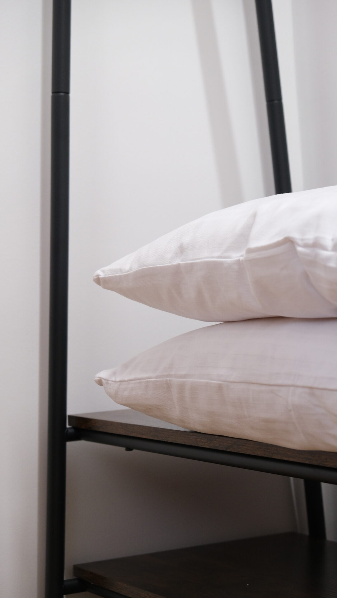 Cuscini bianchi preparati sul letto