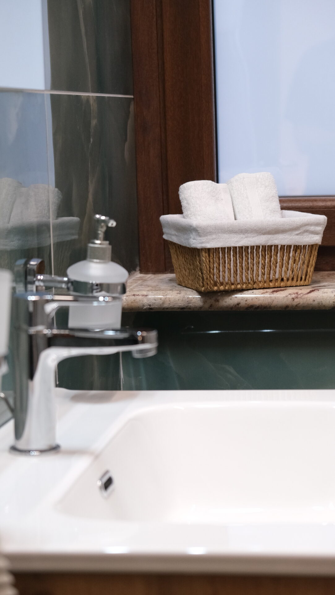 Dettaglio del lavabo con dispenser di sapone