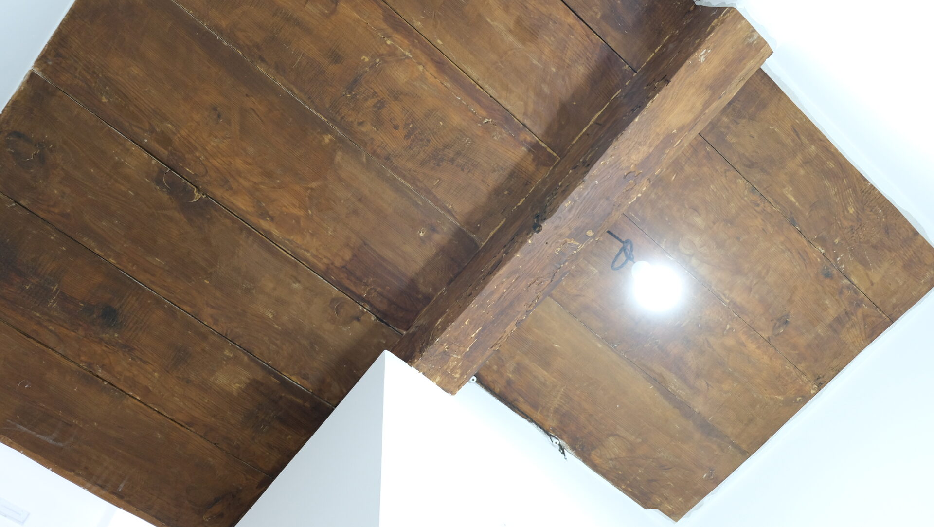 Dettaglio ravvicinato delle travi in legno originali