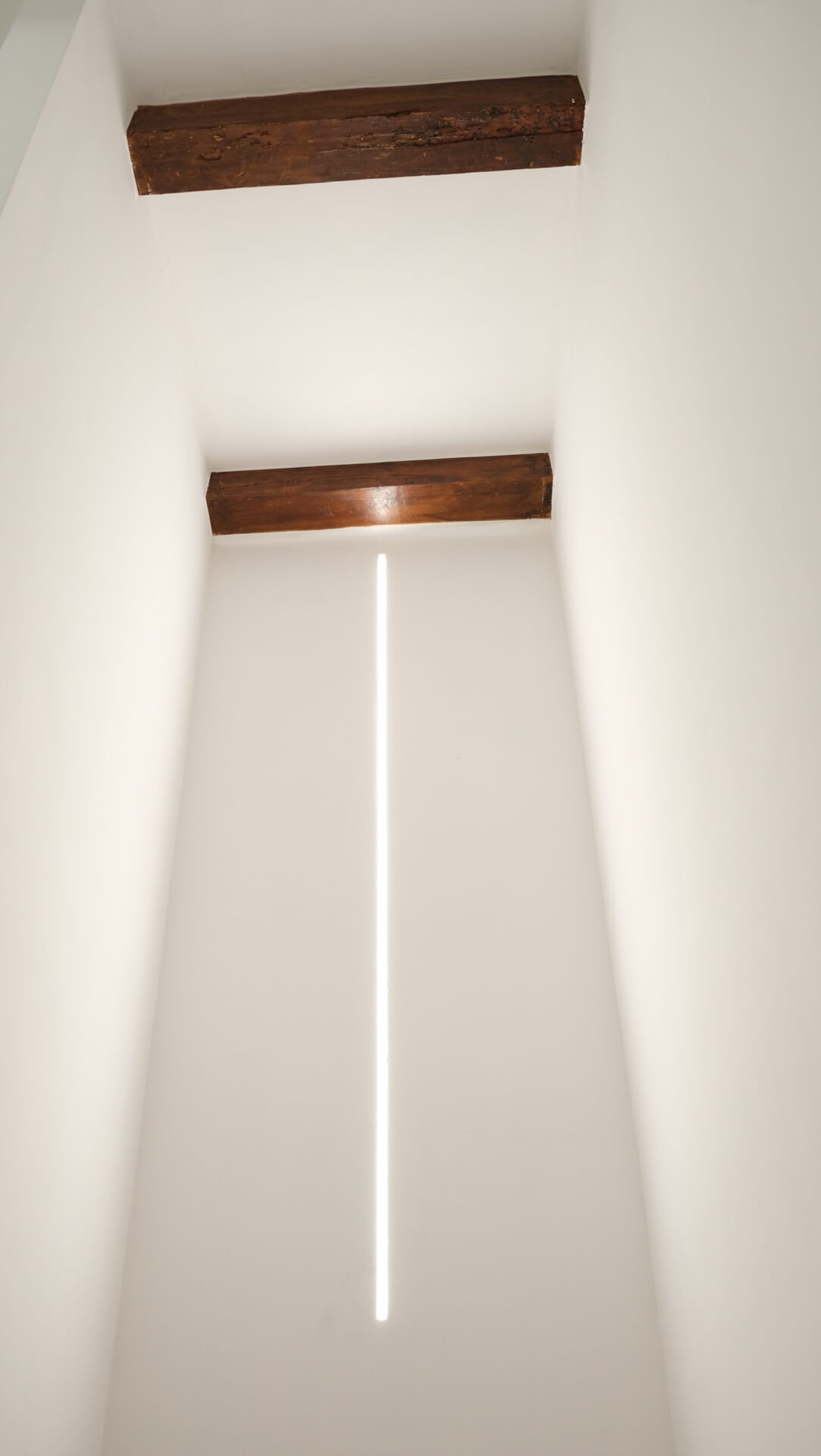 Travi in legno a vista sul soffitto