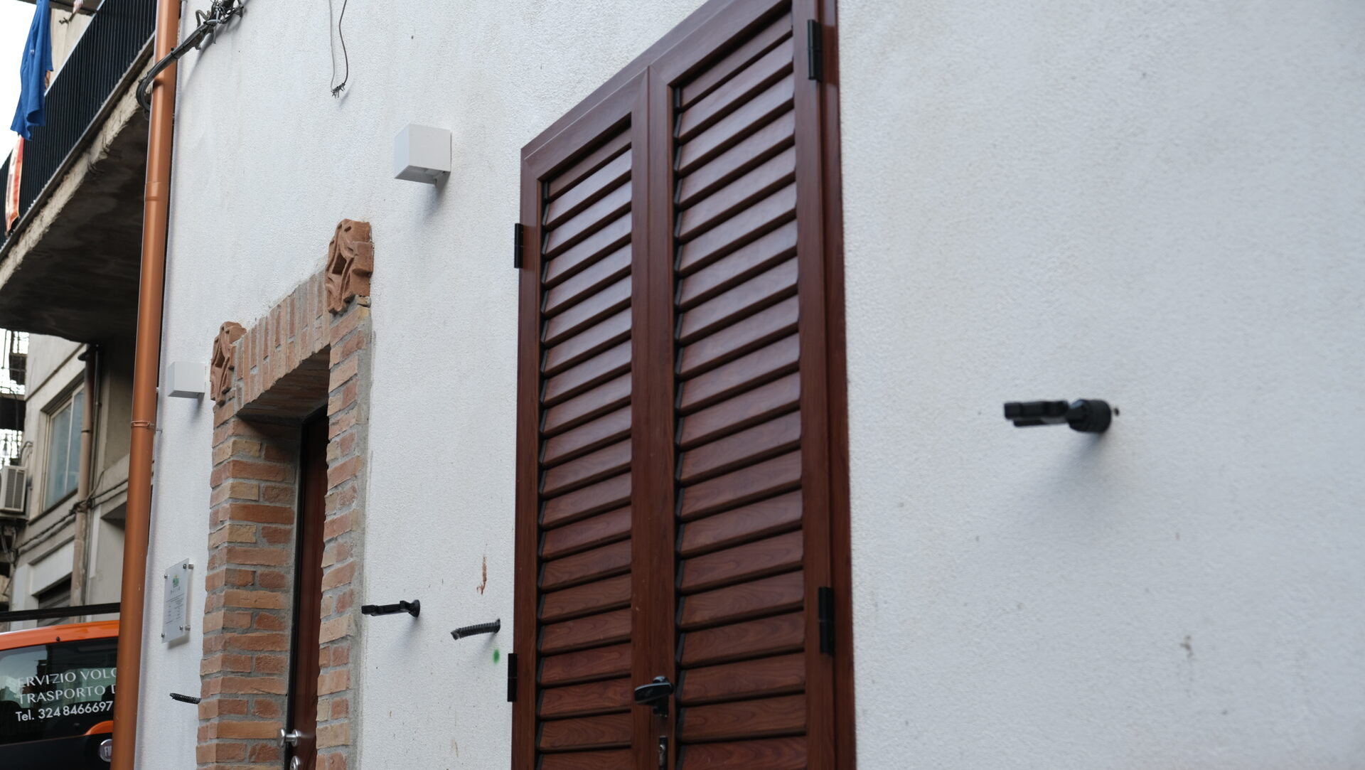 Ingresso della struttura con porta e finestre in legno
