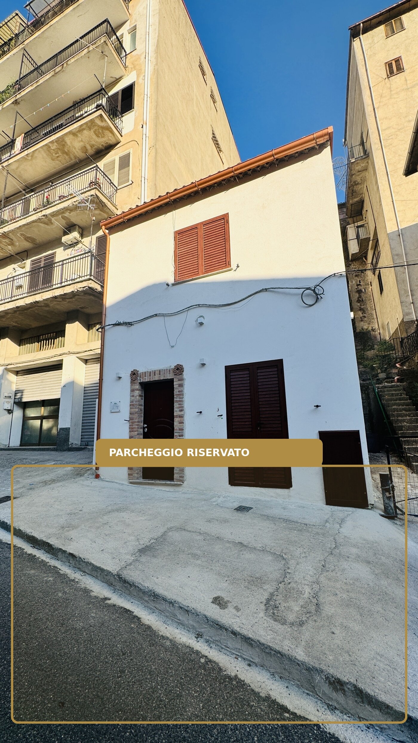 Area di parcheggio riservato agli ospiti, proprio davanti all'ingresso della struttura